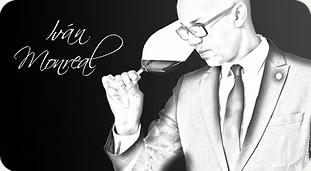 Iván Monreal oliendo una copa de vino, retrato en blanco y negro
